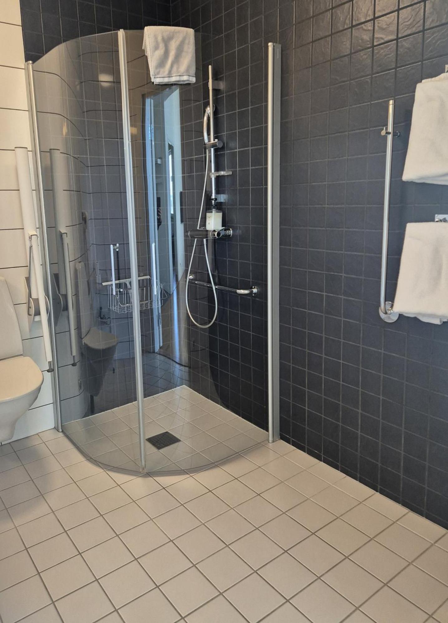 Hotel Torslanda Gothenburg Bagian luar foto